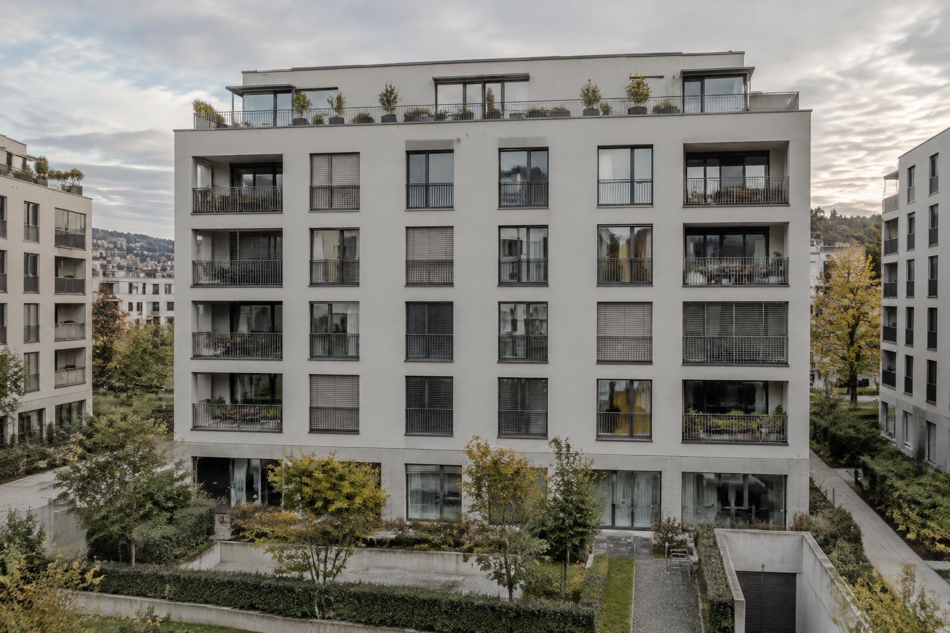 Zeitgenössisches Schweizer Mehrfamilienhaus